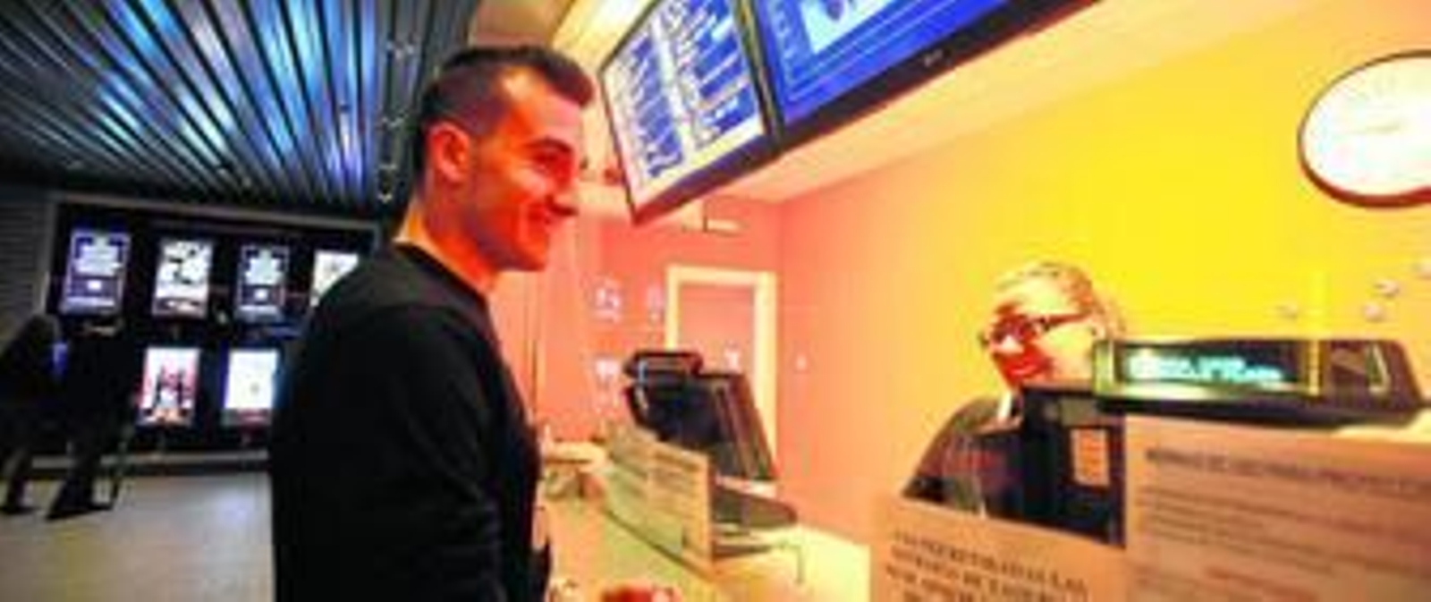 Imagen de archivo de la taquilla de las salas del centro comercial.