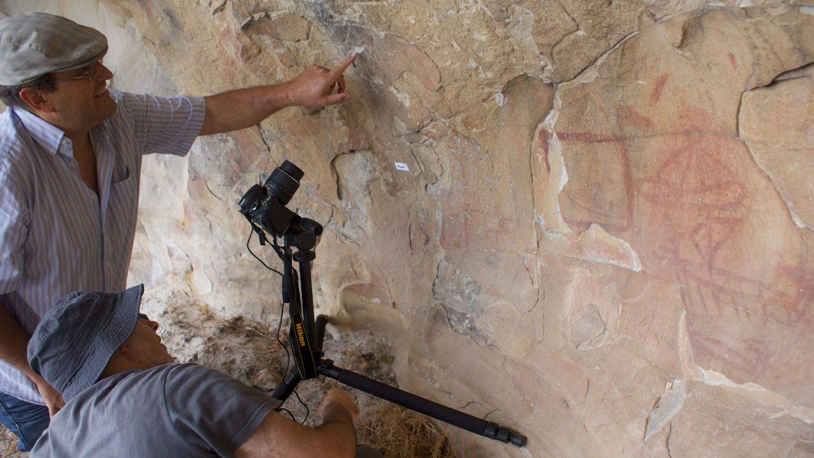Un equipo de investigadores de la Universidad de Granada en el yacimiento de Laja Alta (Jimena de la Frontera, Cádiz)