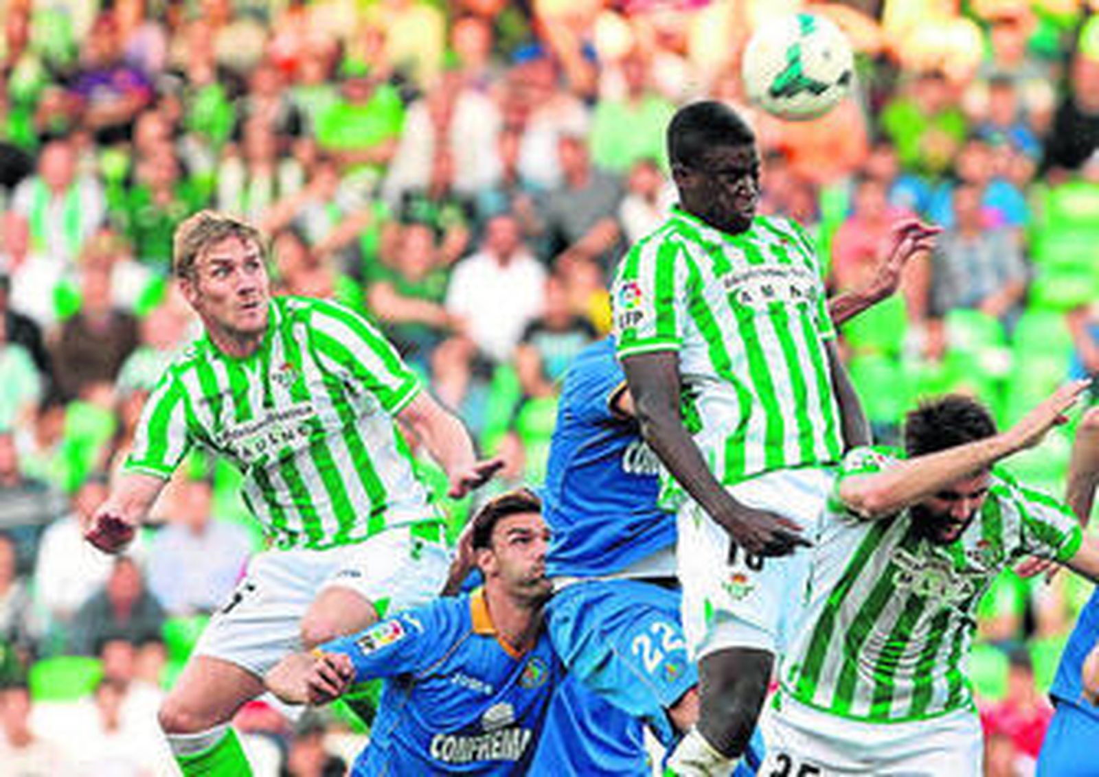 N'Diaye despeja un balón con Perquis en segundo plano.