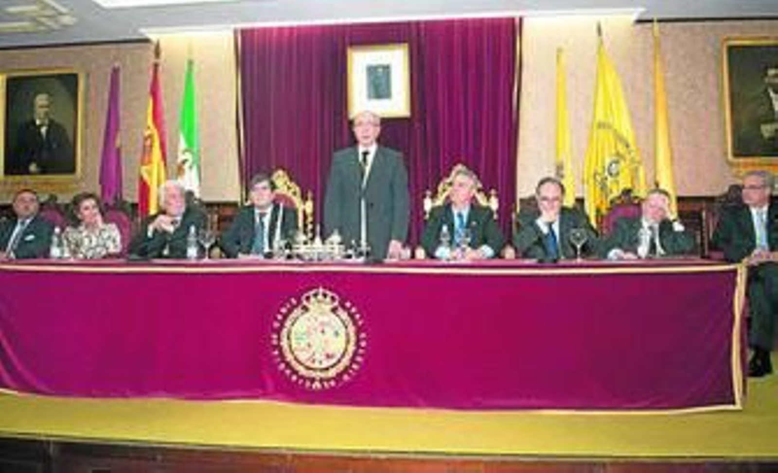 Los integrantes de la mesa presidencial en el homenaje al doctor Gómez Sánchez.