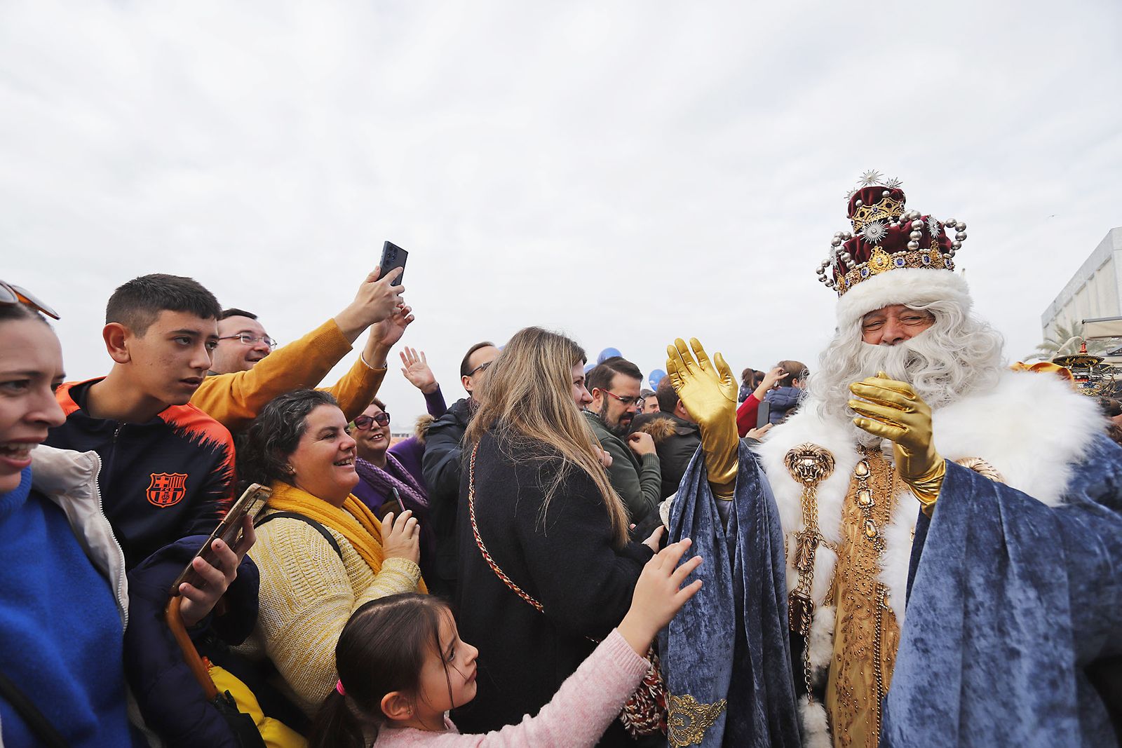 Imágenes de la mágica llegada de los Reyes Magos y la Estrella de la Ilusión a Huelva en barco