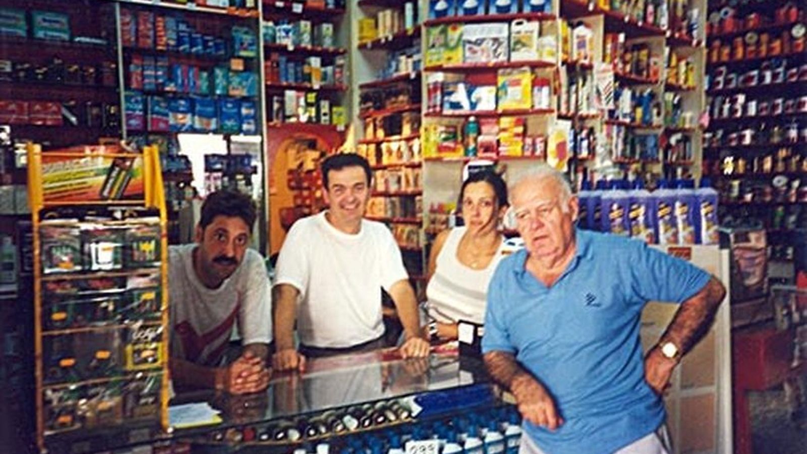 Una imagen de archivo de José Roque Morales Vega, en el centro, en la droguería junto a su padre y otros familiares y empleados.