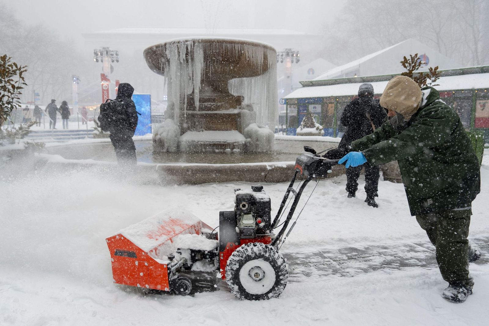 Las gélidas y blancas imágenes que deja la tormenta monstruosa en los EEUU