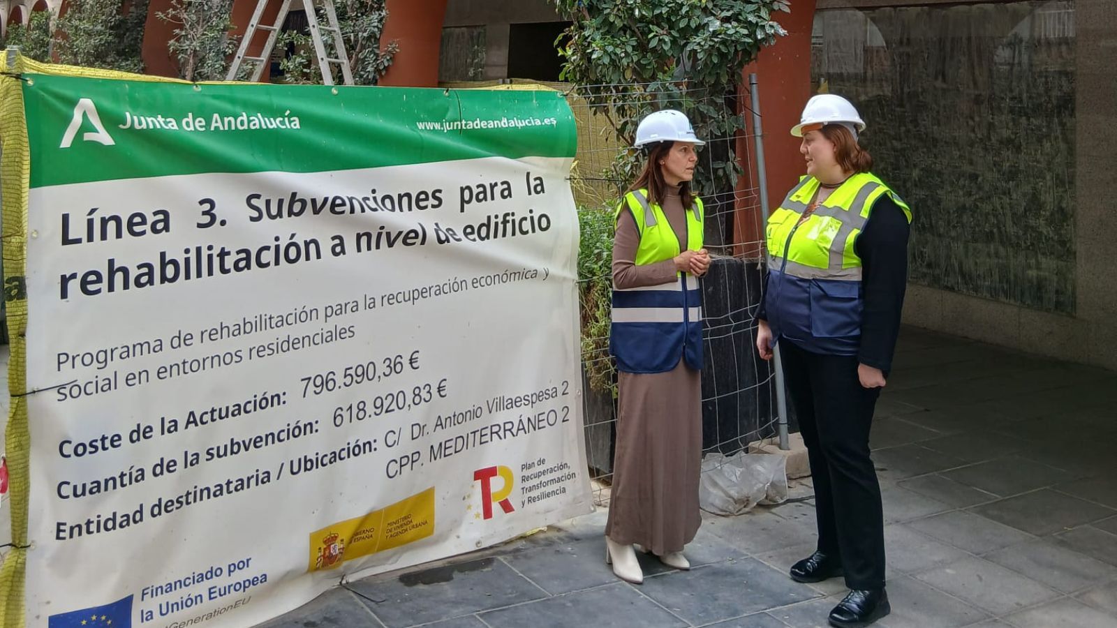 La delegada de Fomento, Articulación del Territorio y Vivienda en Almería, Dolores Martínez, visitando una obra.