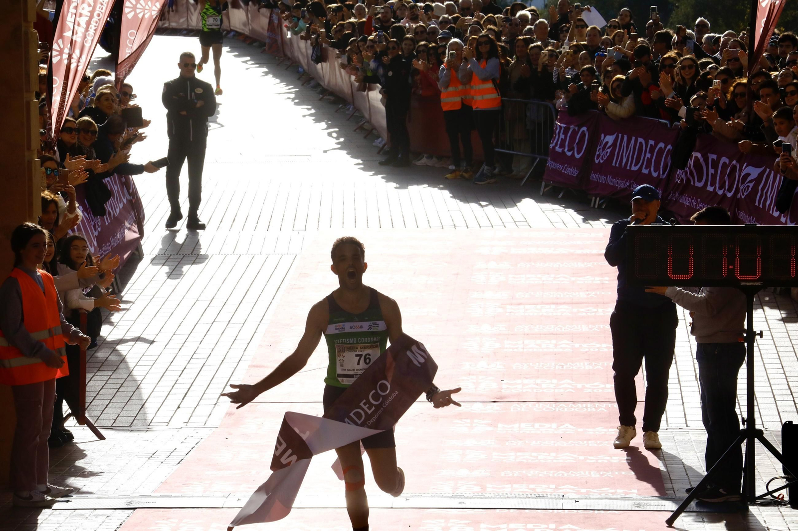 La gloria de cruzar la Puerta del Puente: las fotos de la línea de meta de la Media Maratón de Córdoba 2024