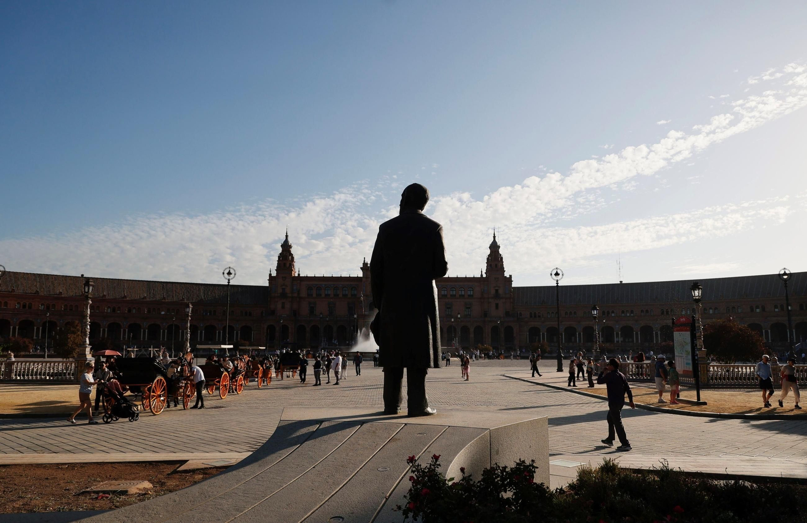 La escultura de Aníbal González situada frente a la entrada principal de la Plaza de España.