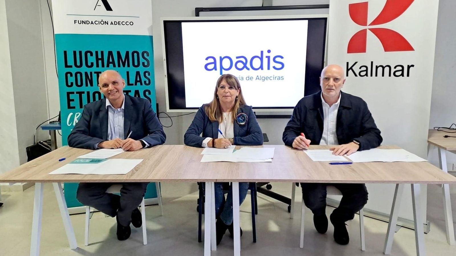 Firma del convenio entre Apadis, Adecco y Kalmar.