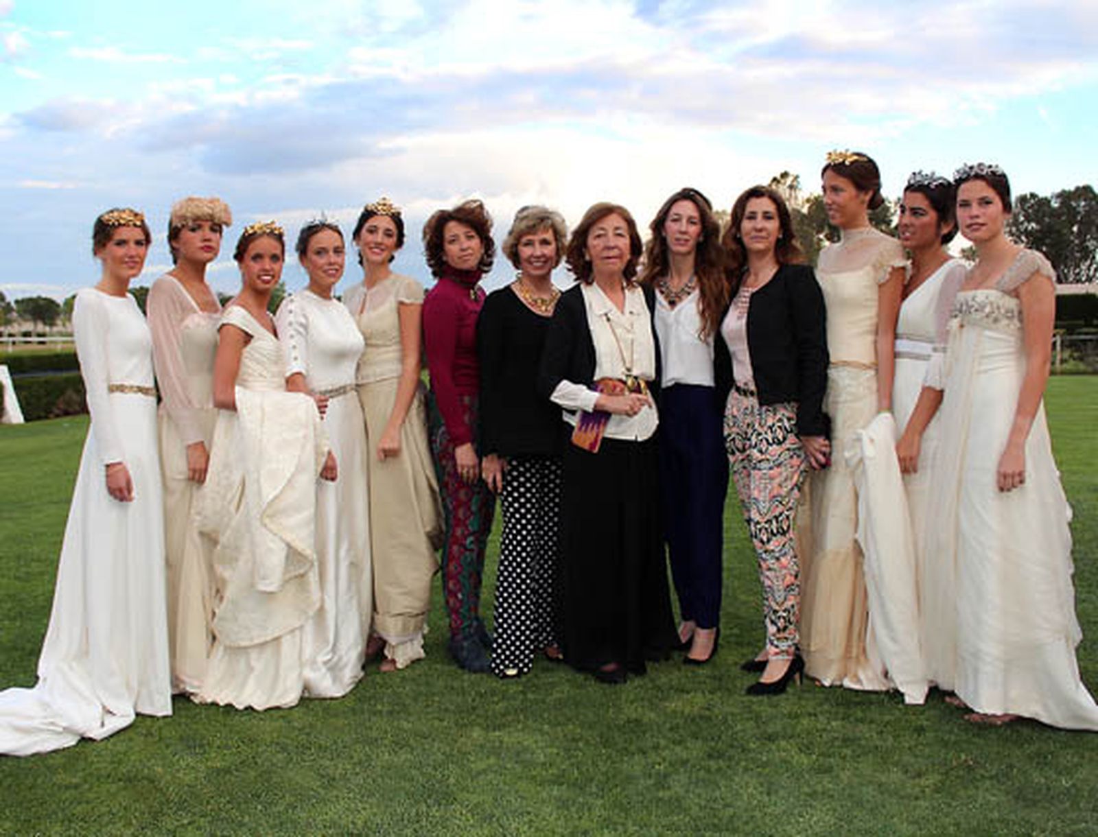 Vestidas de novias en apoyo de Amsudan