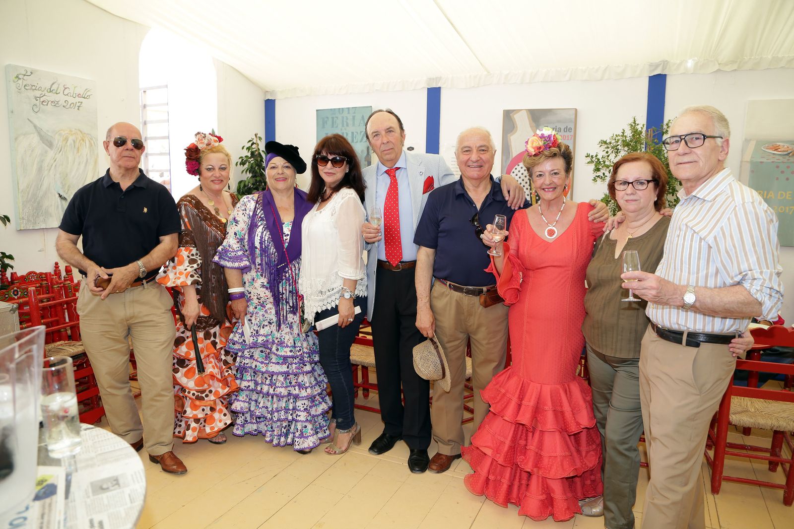 El empresario Félix Sollero visitando la caseta de Diario de Jerez junto con un grupo de amigos