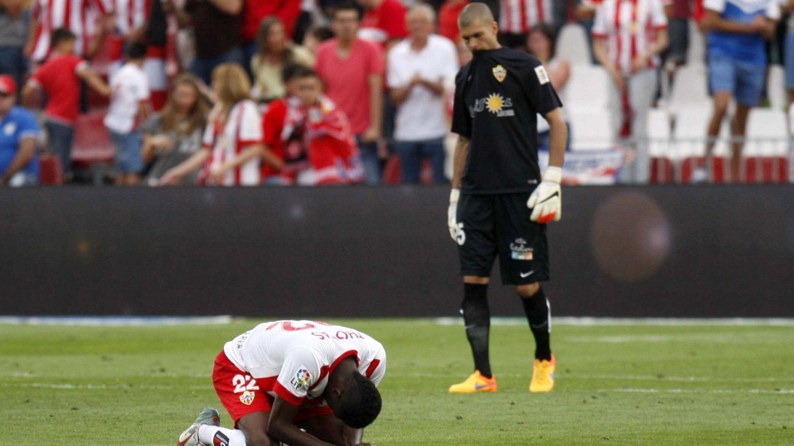 Thomas Partey y Rubén Martínez se lamentan tras el descenso contra el Valencia.