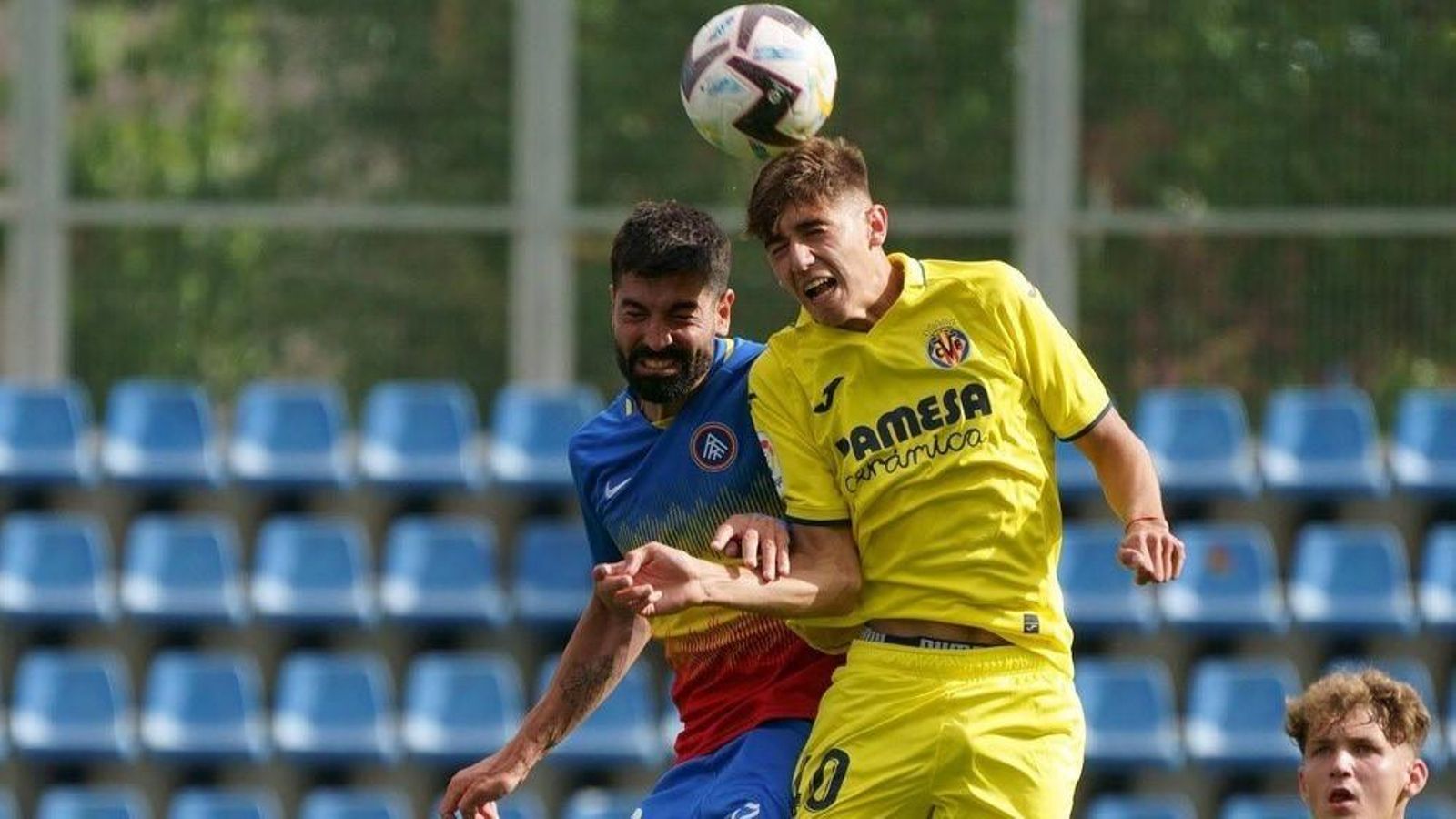 Dani Requena, nuevo jugador del Córdoba CF, gana el balón en una disputa aérea.