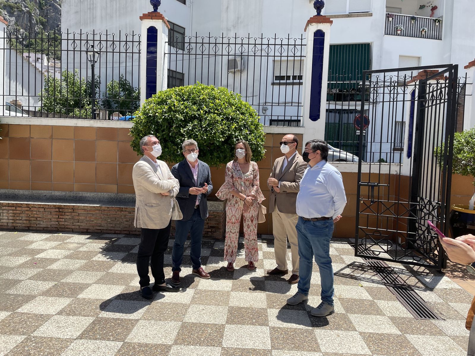 El delegado de Educación, la alcaldesa y otros responsables en en el IES Los Remedios.