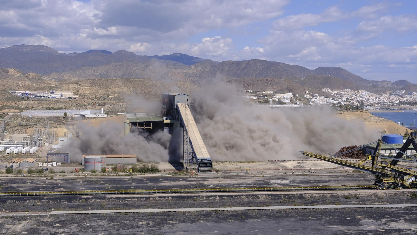 La voladura-demolición de la central térmica de Endesa en Carboneras, en imágenes