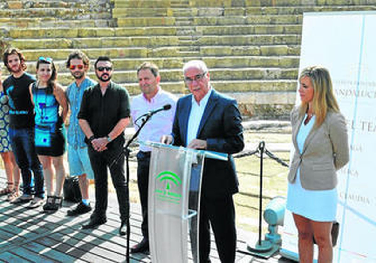 Presentación de la tercera edición de 'Teatros Romanos de Andalucía', ayer, en el Teatro Romano de Málaga.