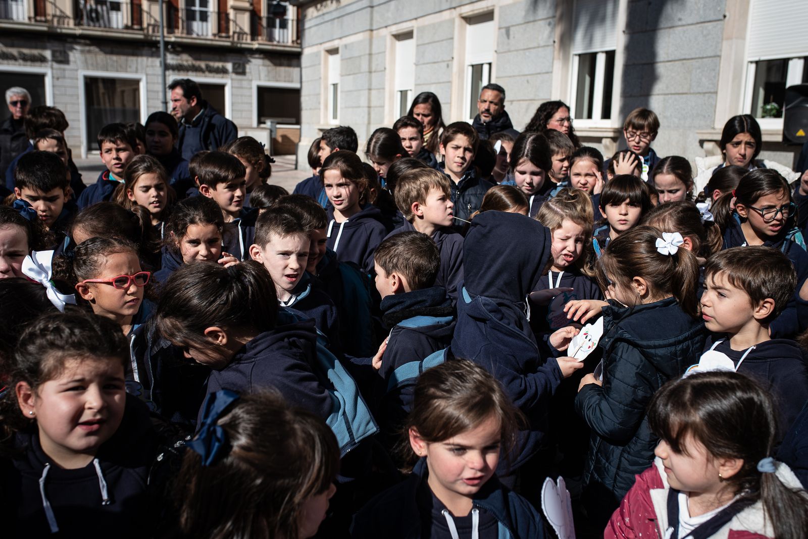 Imágenes de la lectura del manifiesto por la paz de los alumnos del Colegio María Inmaculada