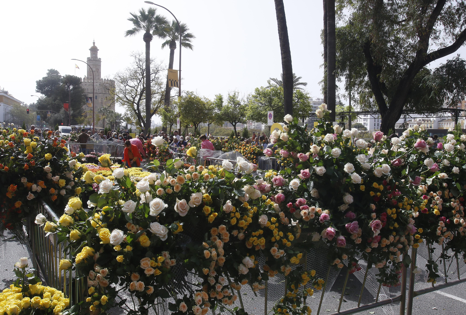 CORTE DEL PASEO COLON CON MERCADILLOS Y COLOCACION DE FLORES