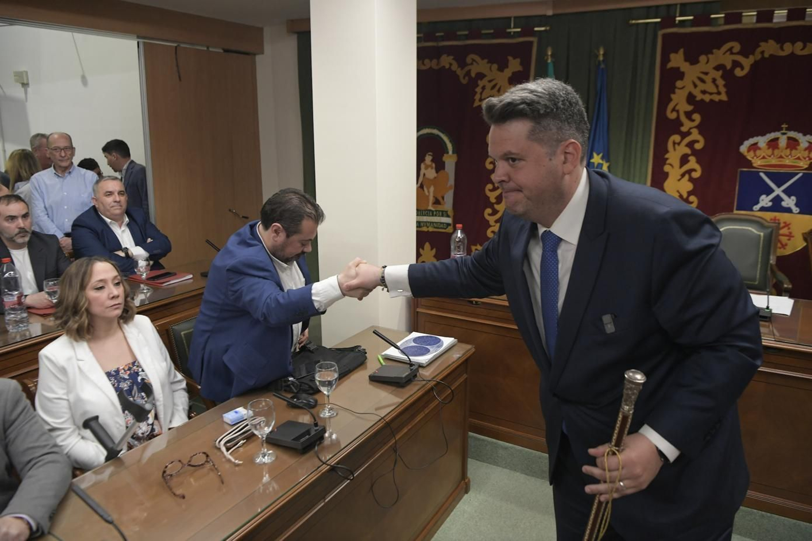 Carlos Porcel, ya alcalde, y Julio Pérez estrechan la mano sin mirarse tras la moción de censura