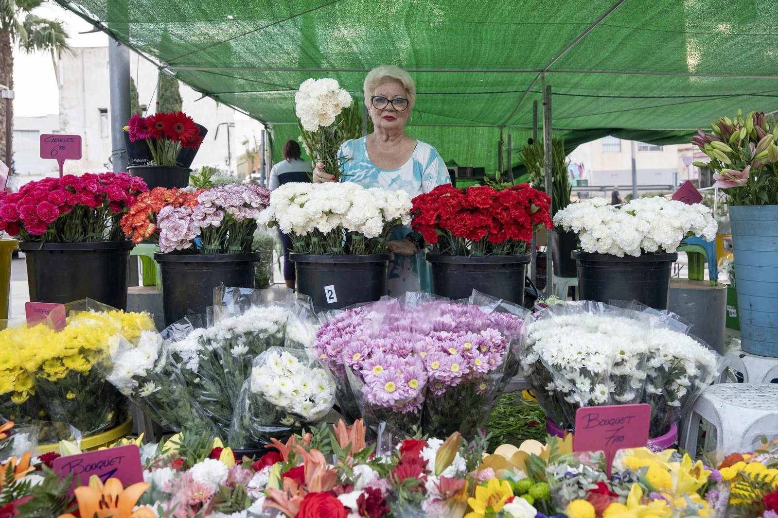 Así se preparan las flores para el Día de Los Santos en Almería