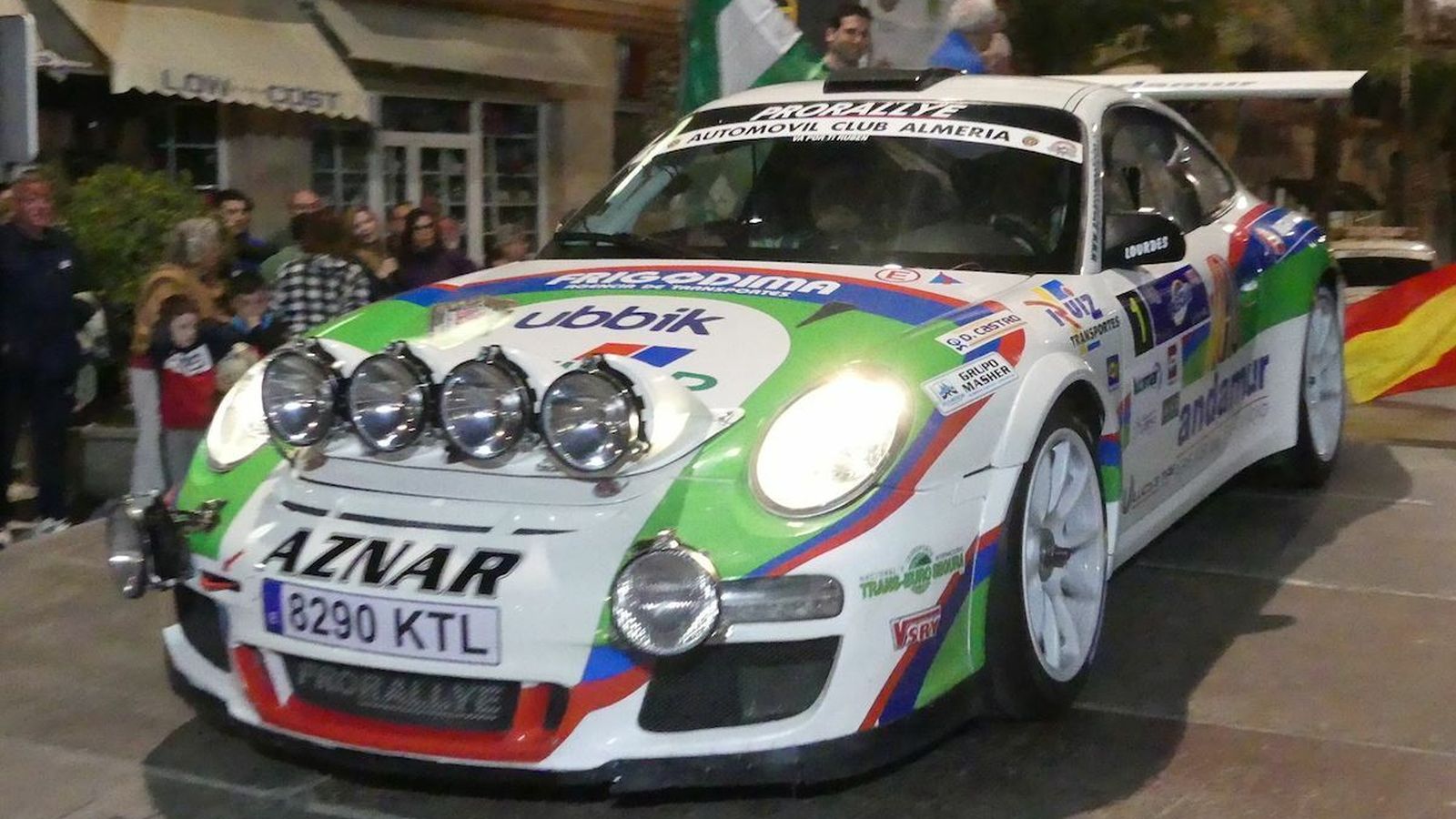 En coche de Aznar, en la salida nocturna.