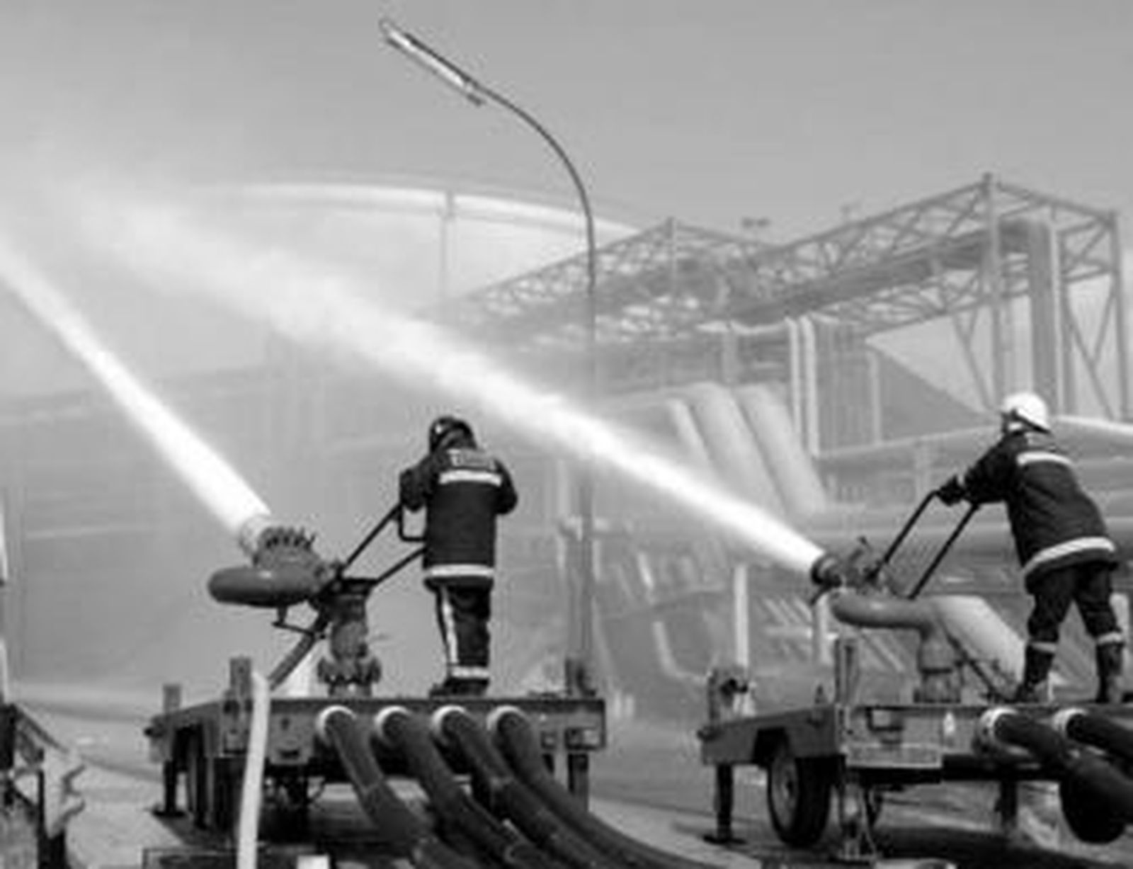Un instante del simulacro de extinción de incendio realizado ayer en la refinería.
