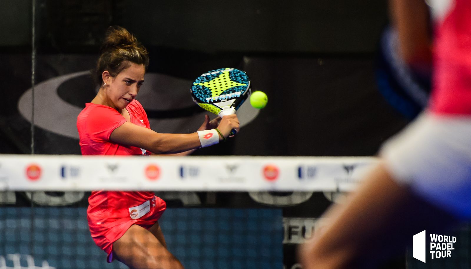 Bea González, en un golpe de revés en el partido.