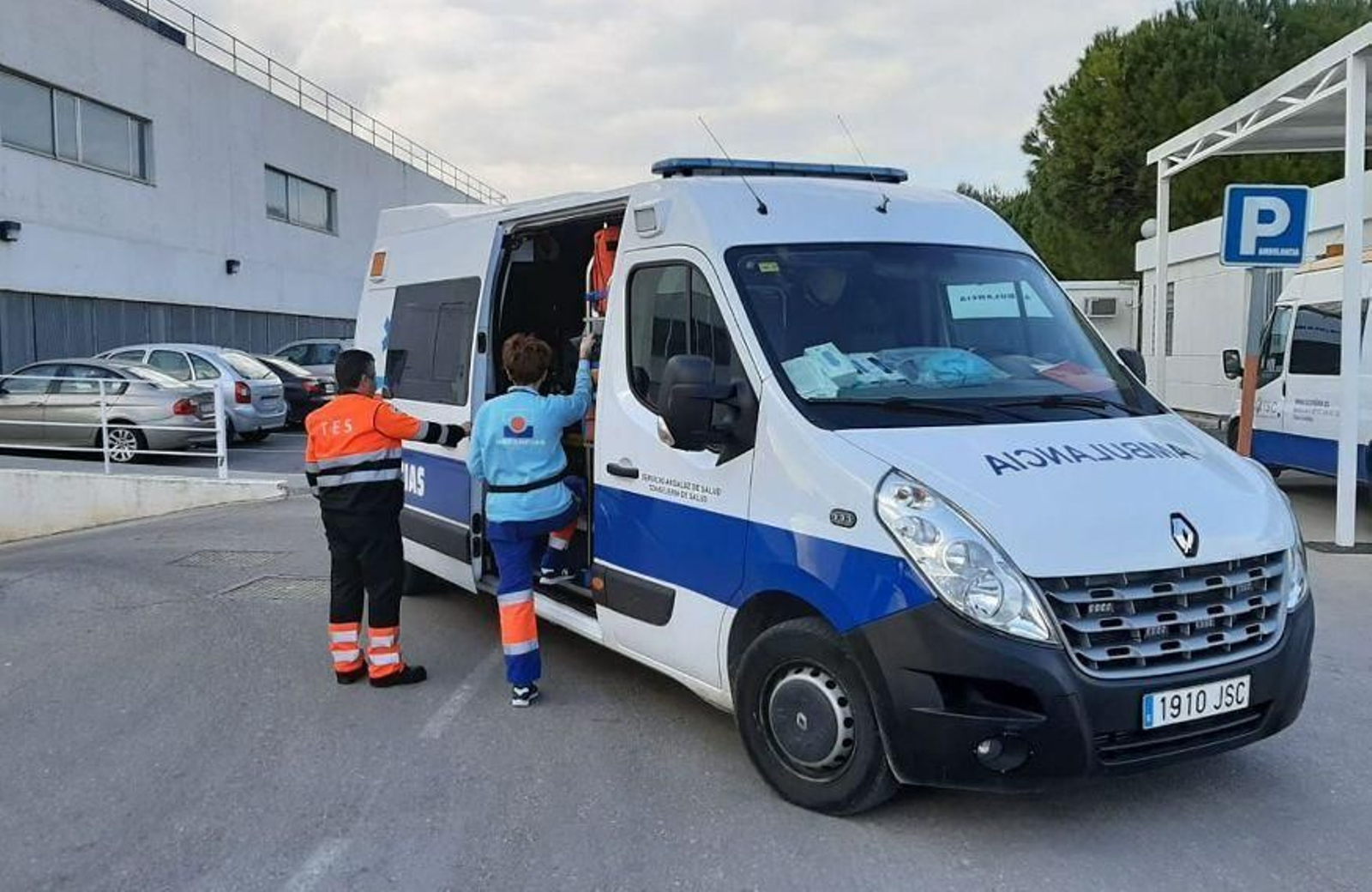 Santarios en una de las ambulancias.