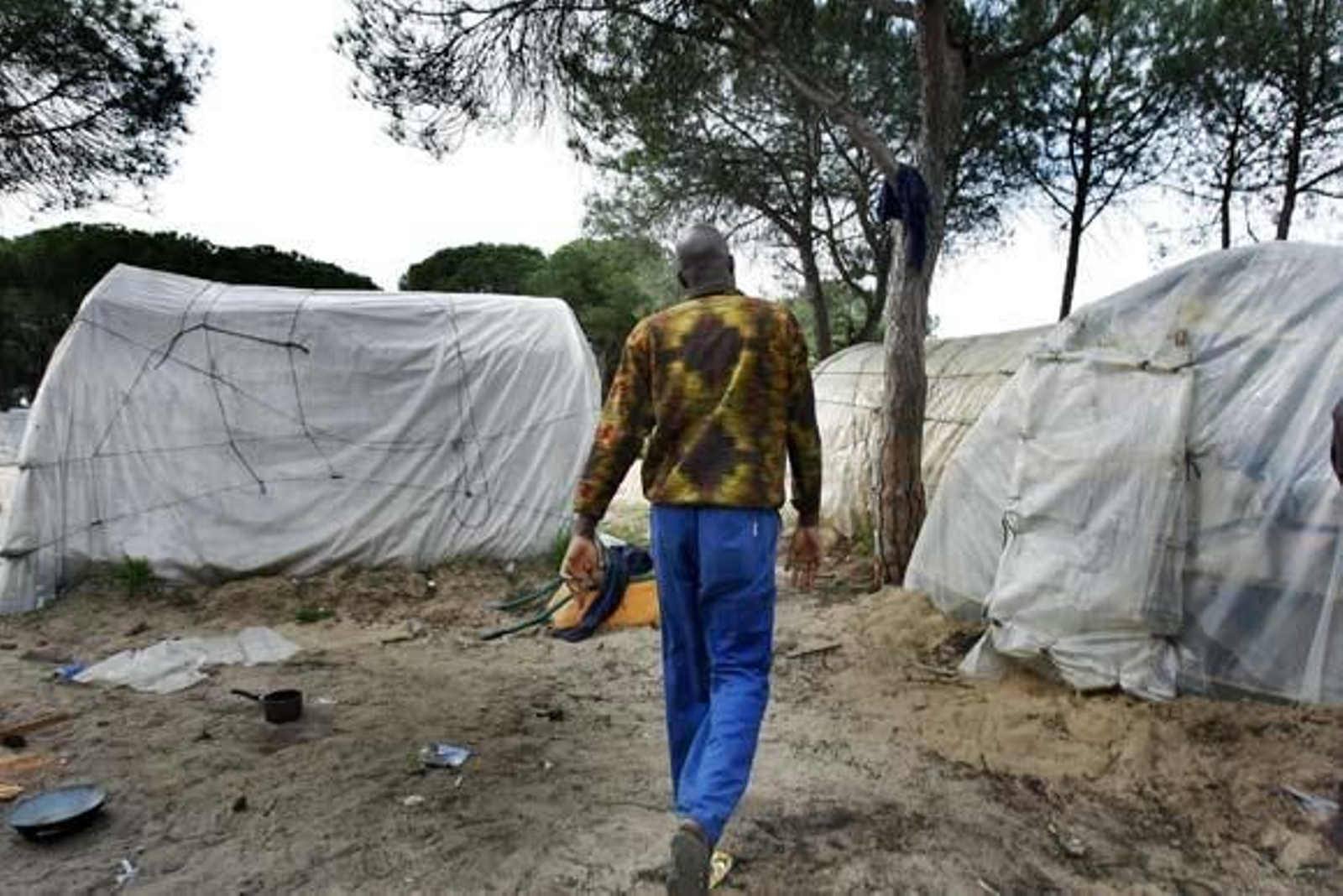 Entre Mazagón y Palos se extiende un mar blanco que oculta los campos de fresa, que oculta el lugar de ninguna parte de los africanos derrotados

Foto: Fito Carreto