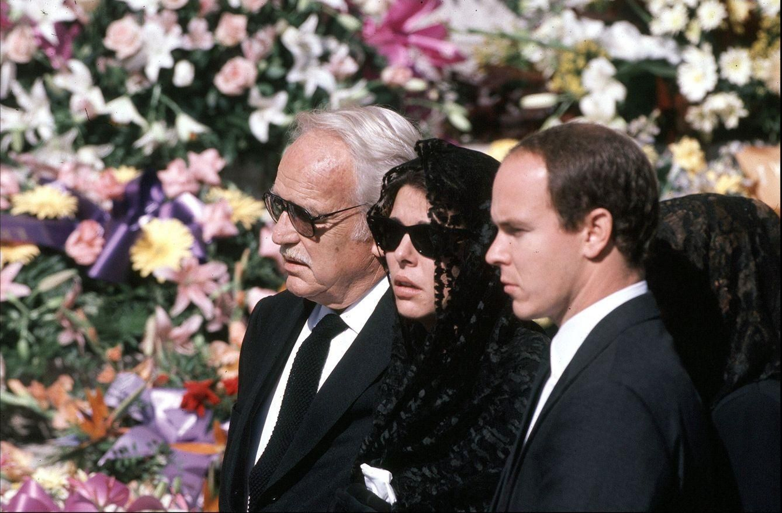 Carolina, desolada, en el funeral de Stéfano Casiraghi, quien murió en un accidente en 1990. A su lado, Rainiero y Alberto.