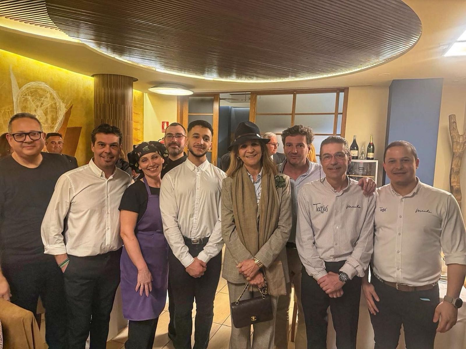 La infanta Elena con el equipo del restaurante Macha en Huelva ayer jueves.