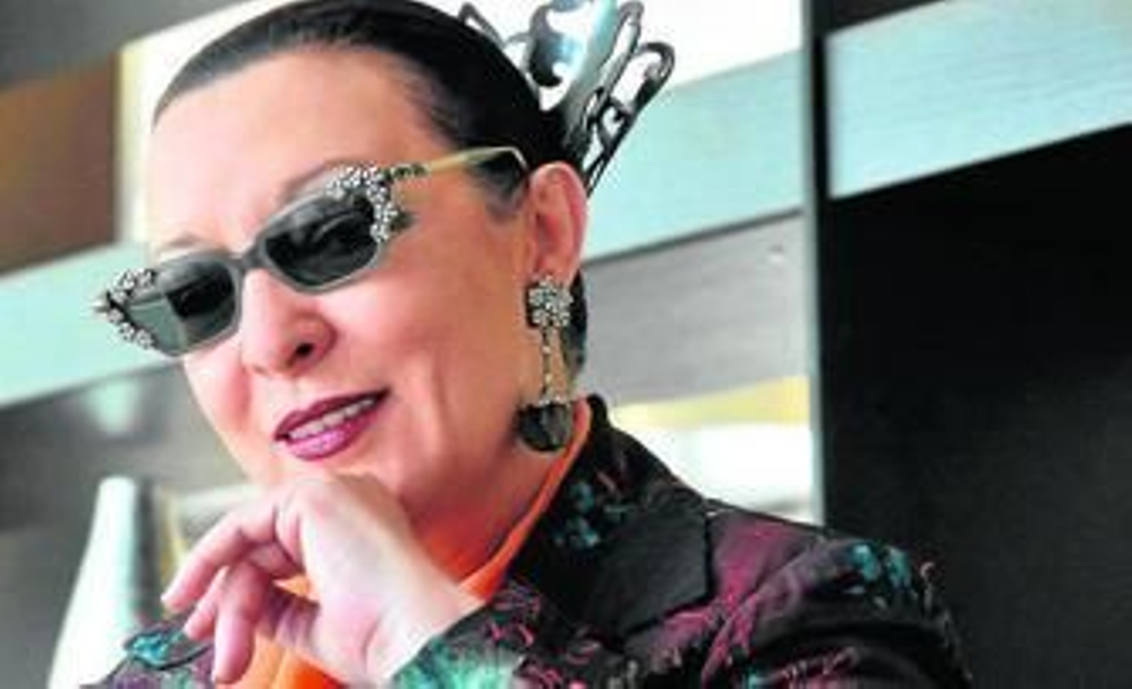 María Isabel Quiñones posa con las gafas oscuras y la peineta que la caracterizan como Martirio.