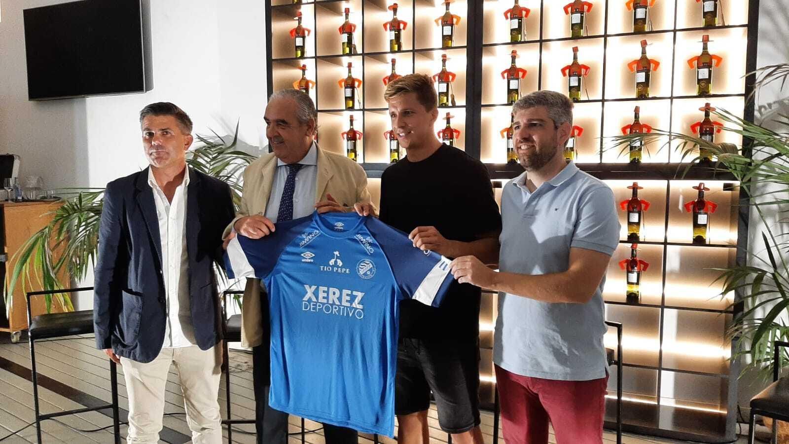 El jugador, junto al presidente Ignacio de la Calle, Marc Domínguez y Juan Carlos Ramírez. El jugador, junto al presidente Ignacio de la Calle, Marc Domínguez y Juan Carlos Ramírez.
