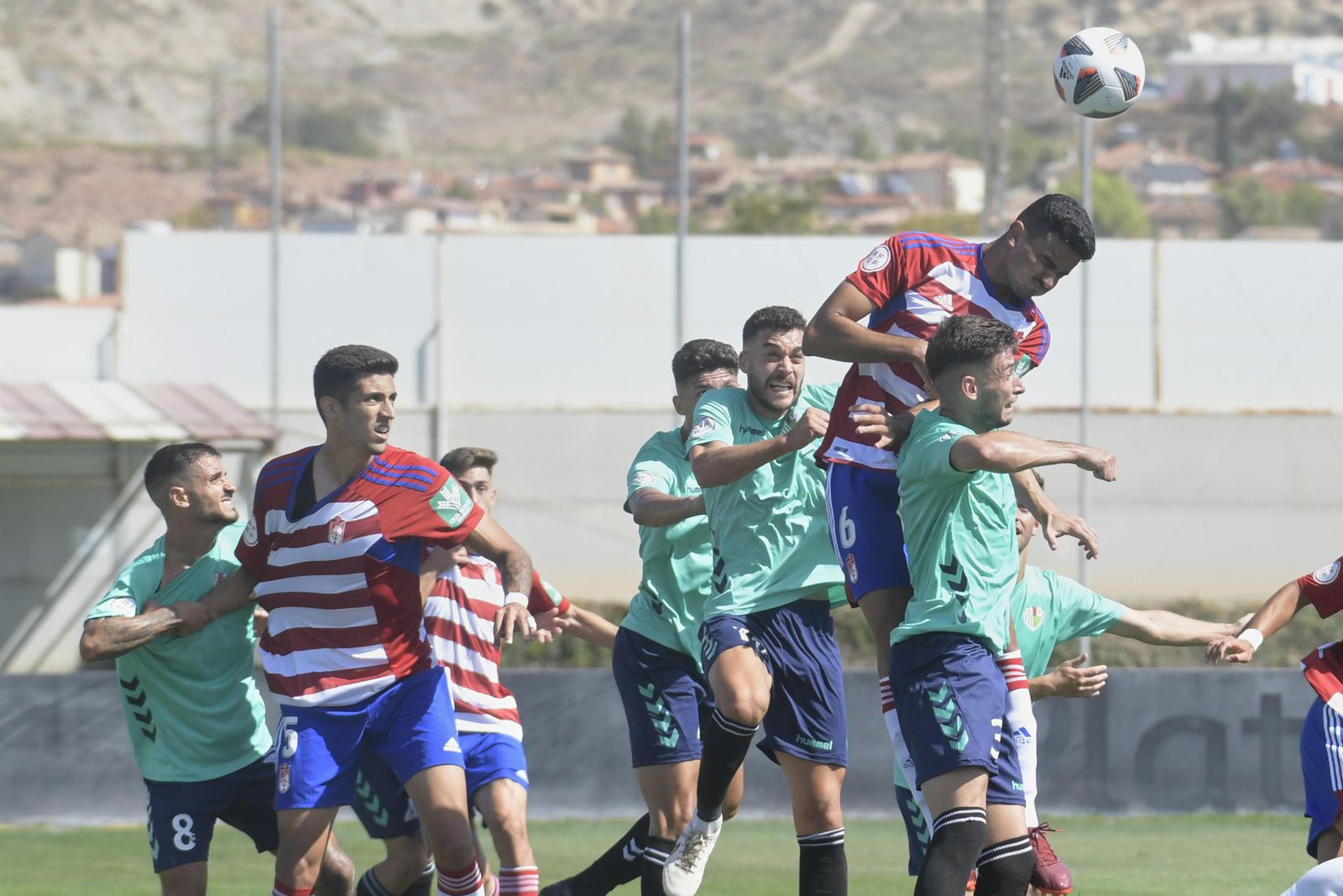 Una acción del partido entre Recreativo y Antequera en la primera vuelta