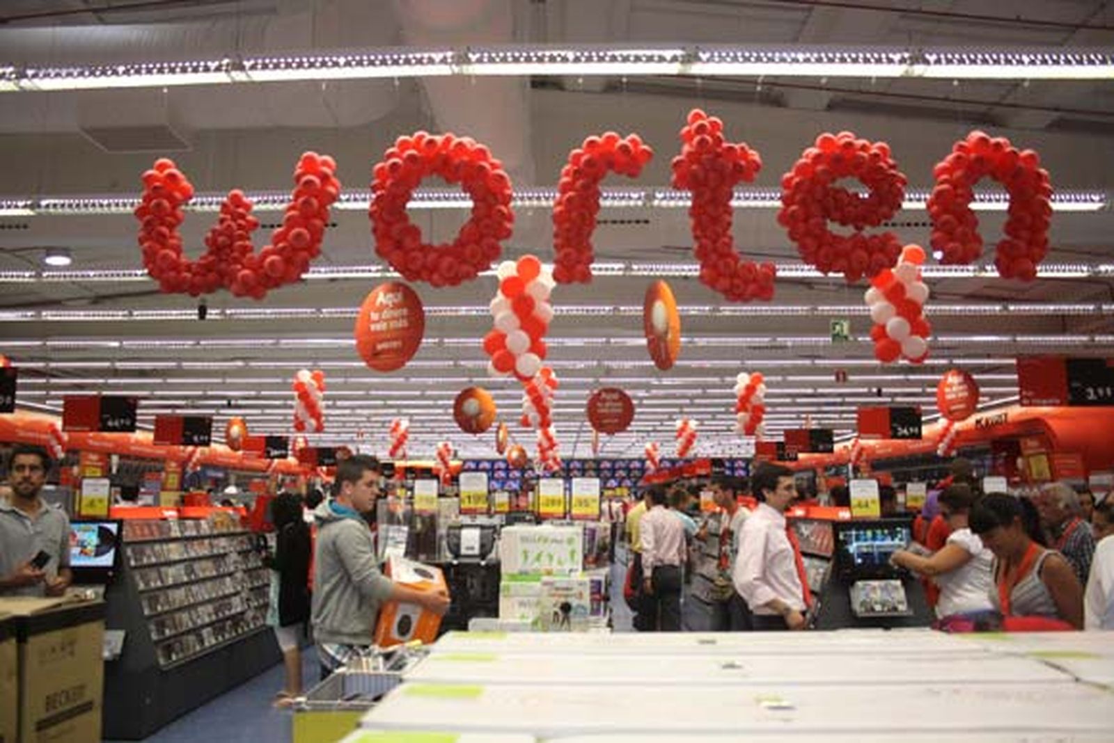 Multitud de personas se agolparon a las afueras de las instalaciones a la espera de la apertura de la nueva tienda Worten instalada en Las Marismas, en la localidad de Los Barrios

Foto: Vanessa Perez