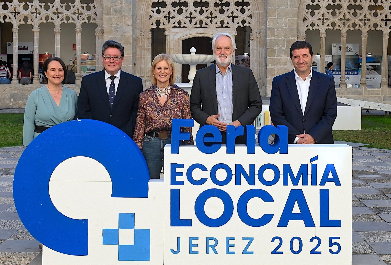 La alcaldesa, María José García-Pelayo, junto a los ediles en la apertura de la Fería de Economía Local de Jerez