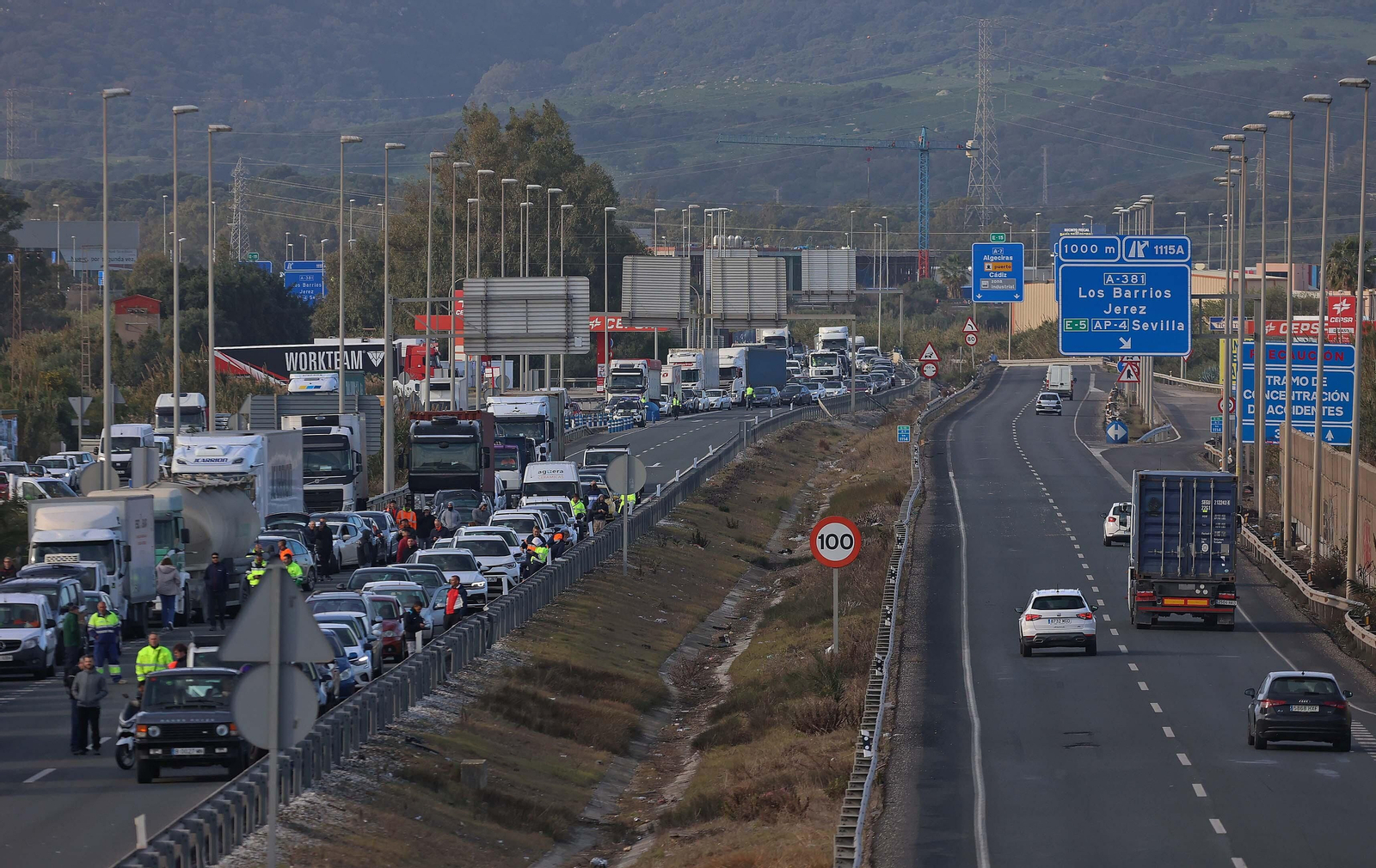Los cortes de la autovía A7 por los huelguistas  de Acerinox, en imágenes