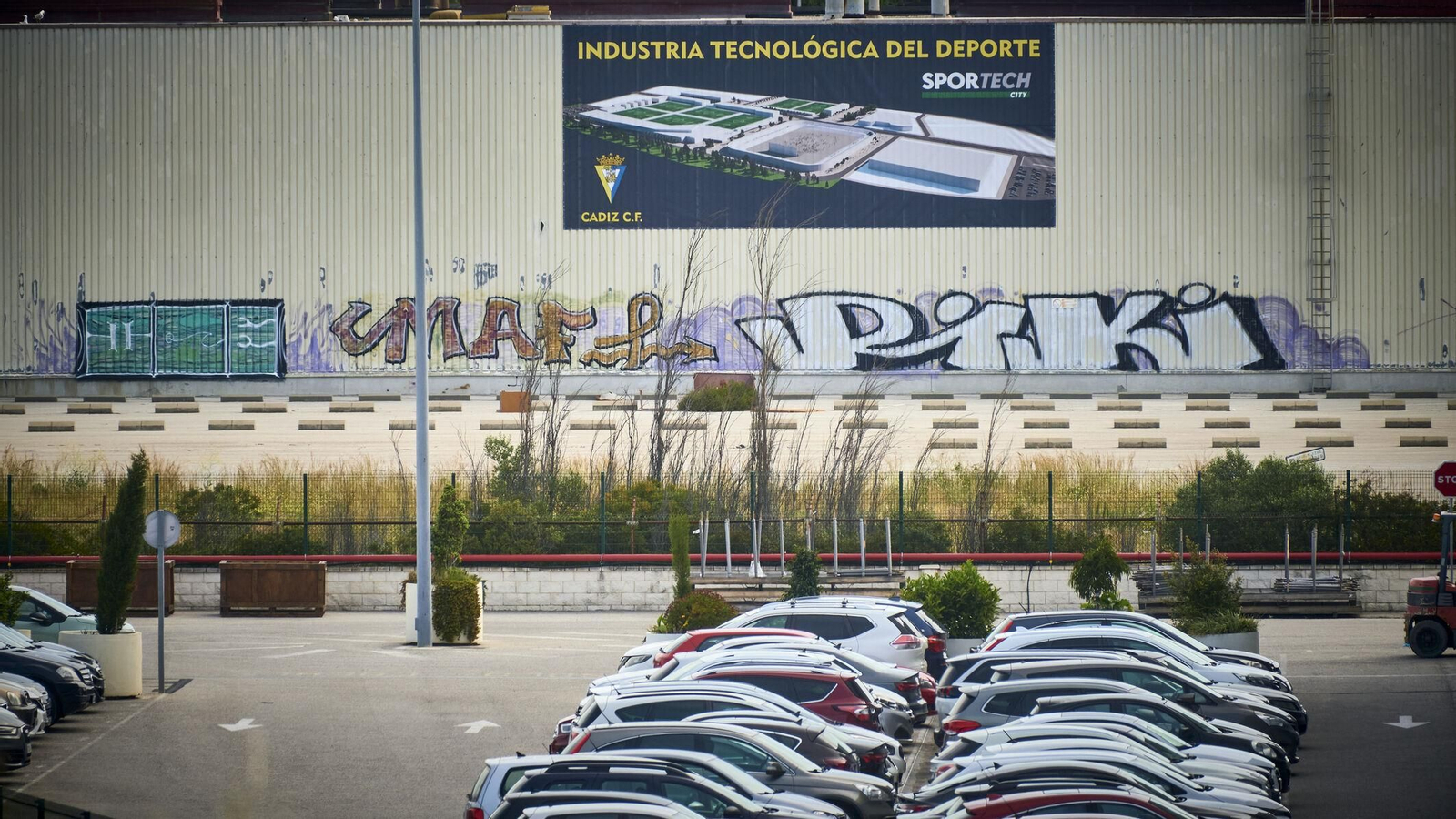 Imagen del edificio de Delphi con el cartel que anuncia el proyecto del Cádiz C.F.