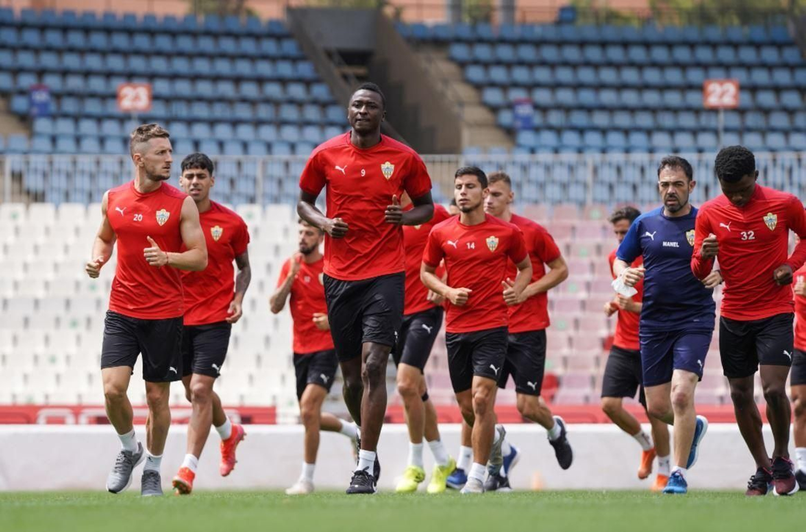 Carrera continua de los jugadores rojiblancos en el estadio.