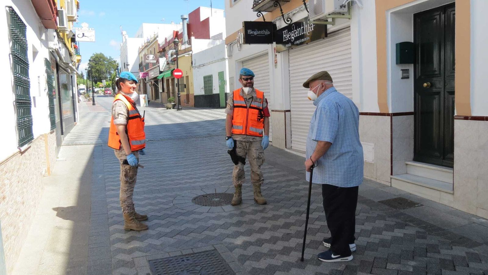 Soldados con una persona mayor, en Tomares.