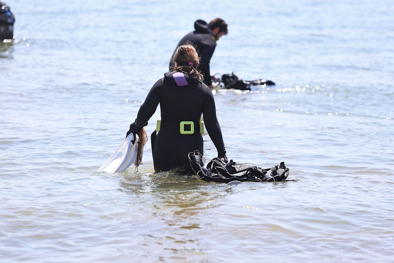 Imágenes de la gran recogida de residuos abandonados en el marco de la octava edición de '1m2 contra la basuraleza'. En la playa de la Canaleta.