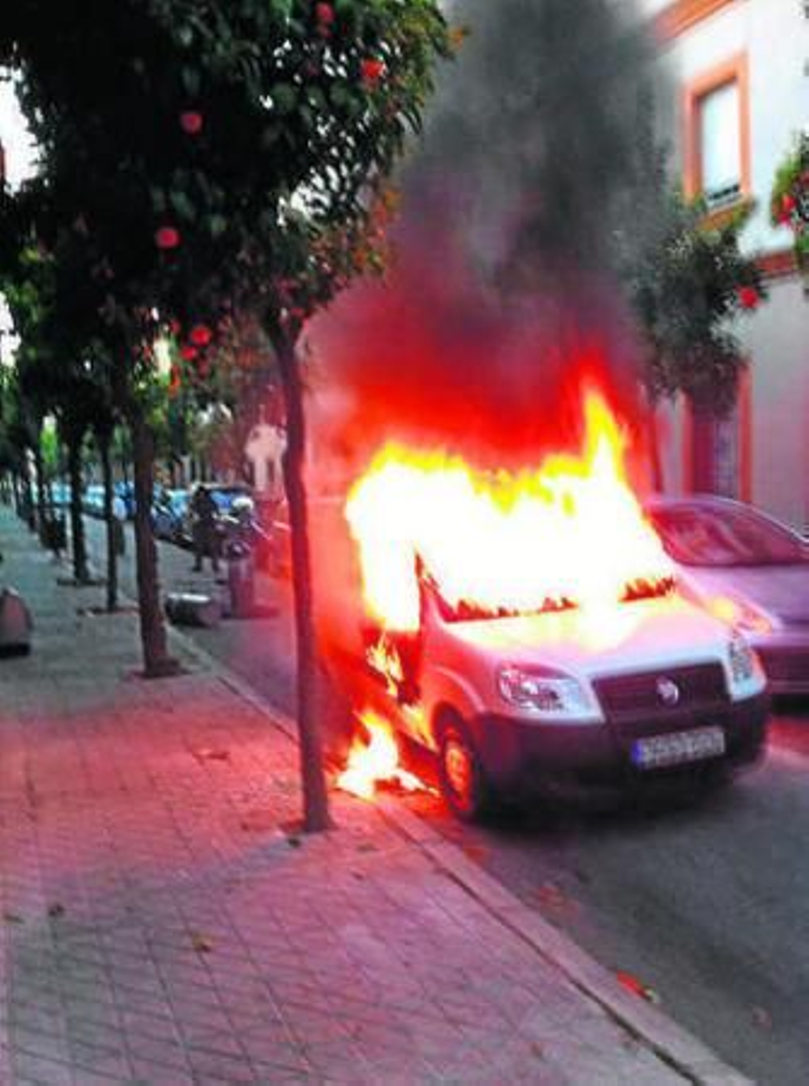 Una furgoneta cargada con oxígeno explota en El Fontanal