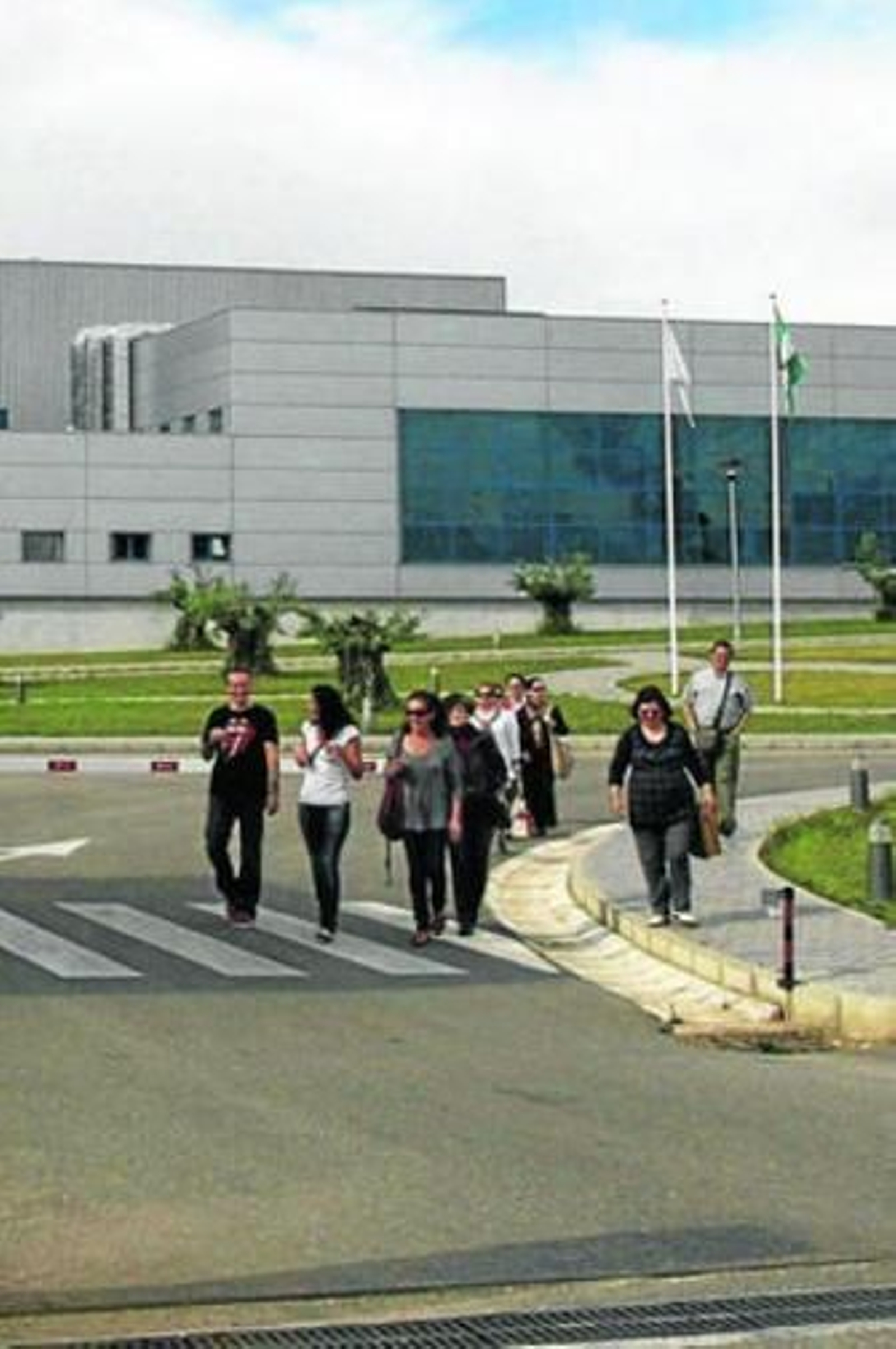 Un grupo de personas camina por las instalaciones de Pérez Giménez.