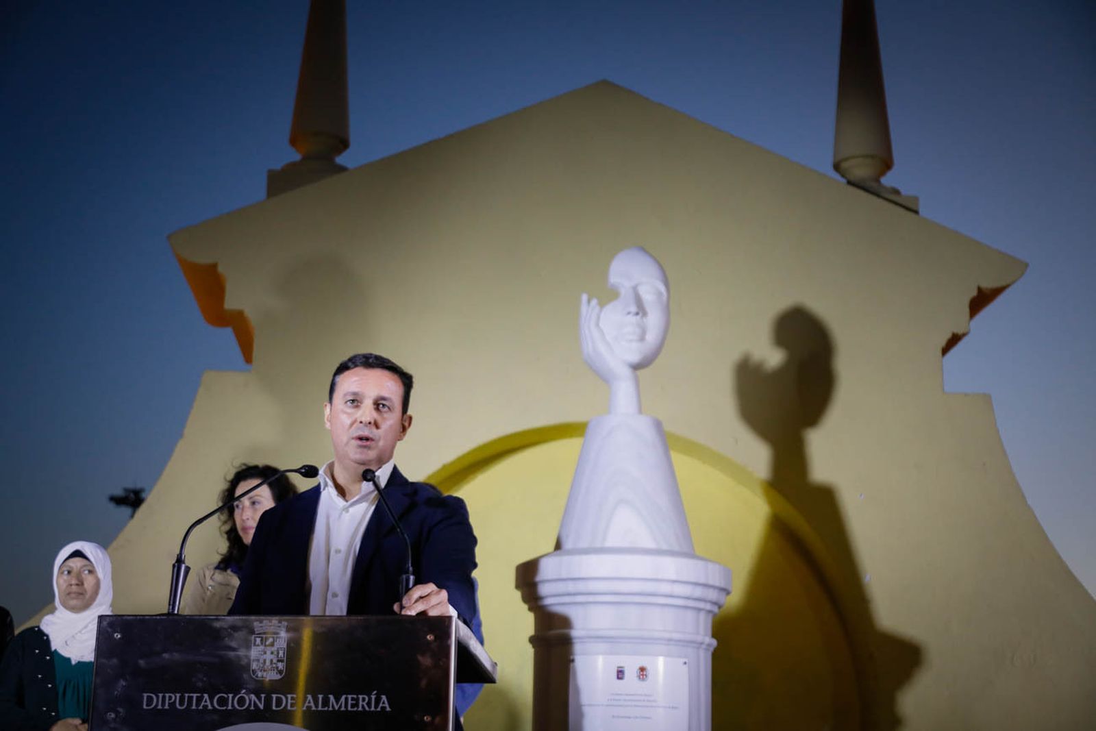 Imágenes del monolito en homenaje a las víctimas de violencia de género