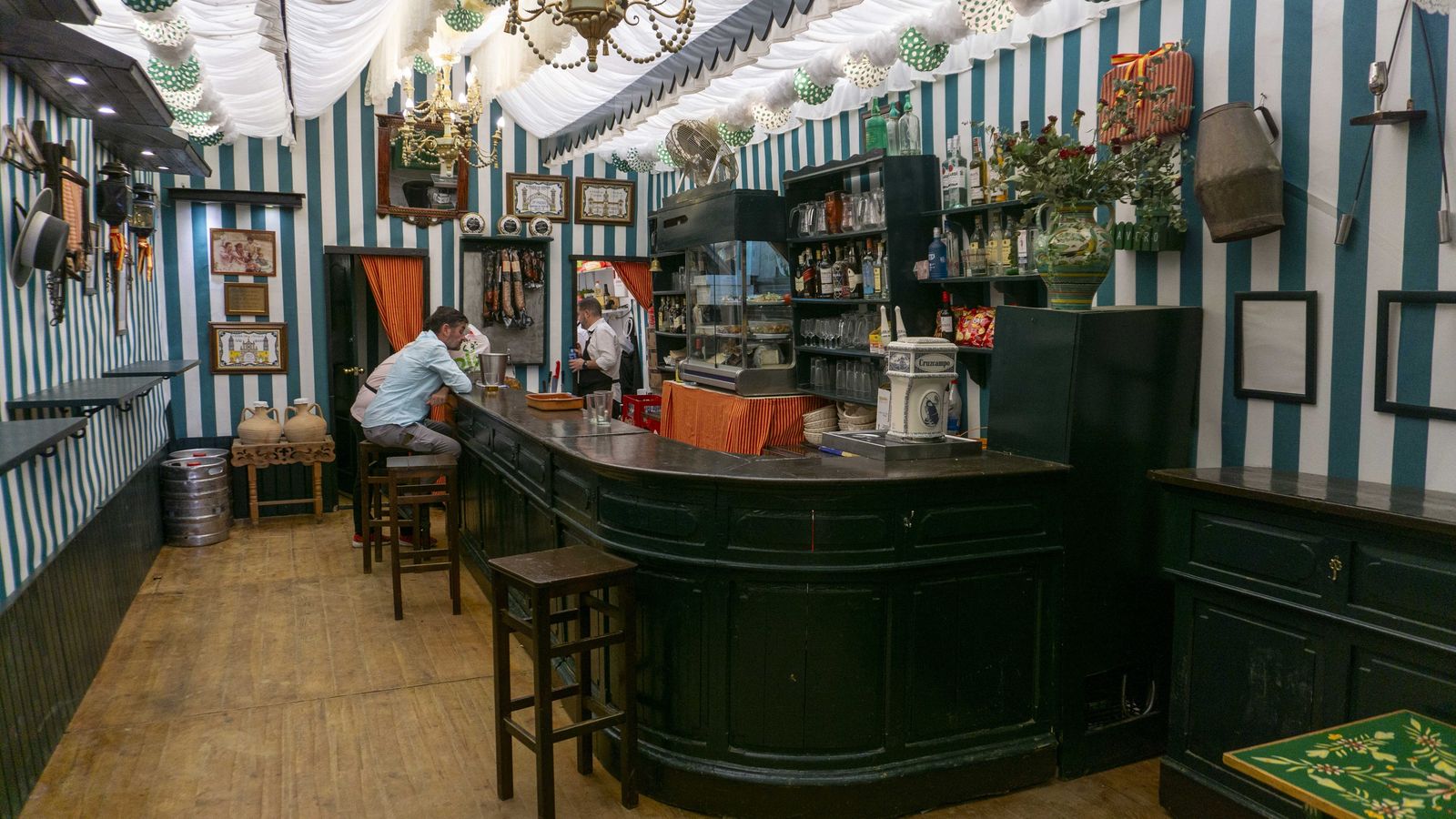 El mostrador de Juan Belmonte 37, una auténtica barra de taberna en una caseta.