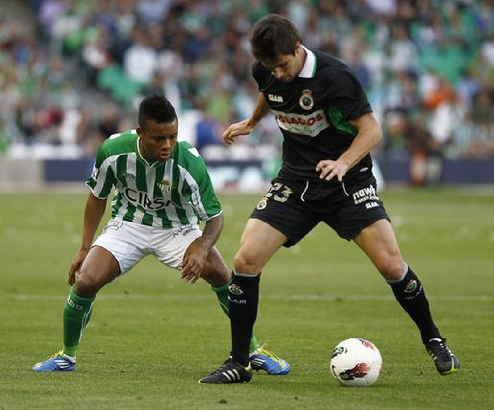 El Betis pierde una oportunidad para distanciarse del descenso y hundir al Racing de Santander (1-1). / Antonio Pizarro