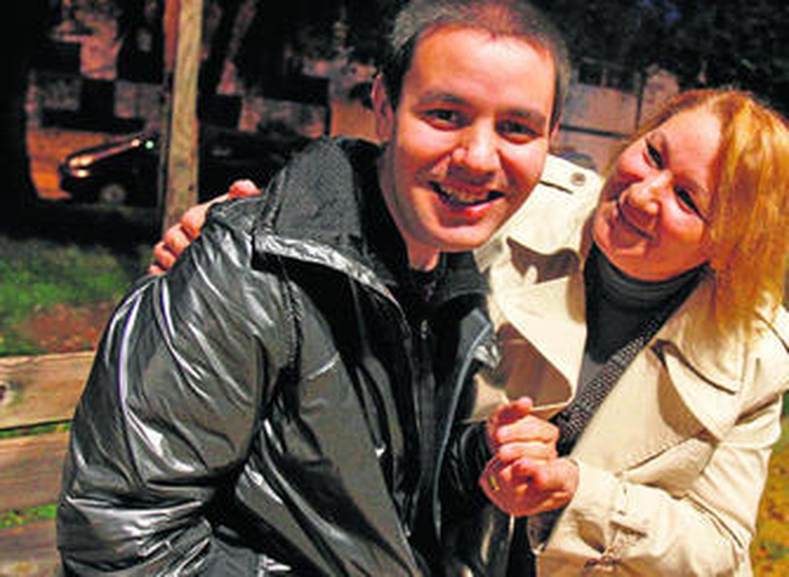 Juanlu sonríe a la cámara, acompañado de su madre, Rosa.