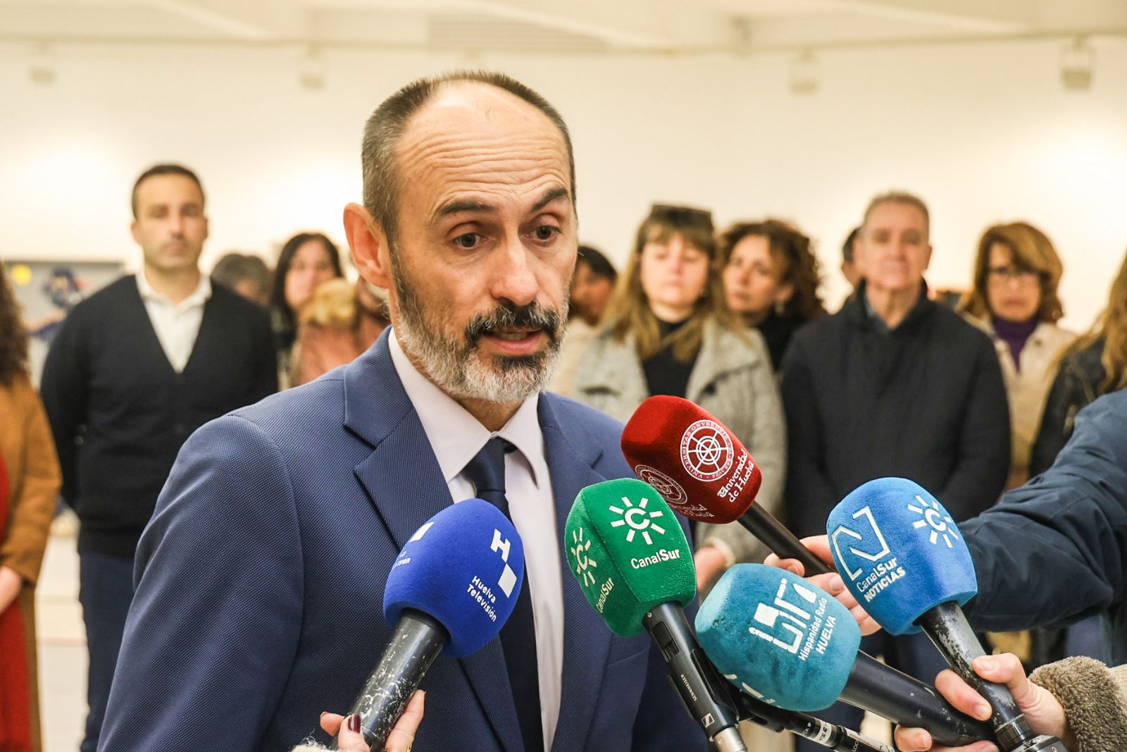 Minuto de silencio de la Universidad de Huelva por las víctimas del accidente ferroviario, en fotografías