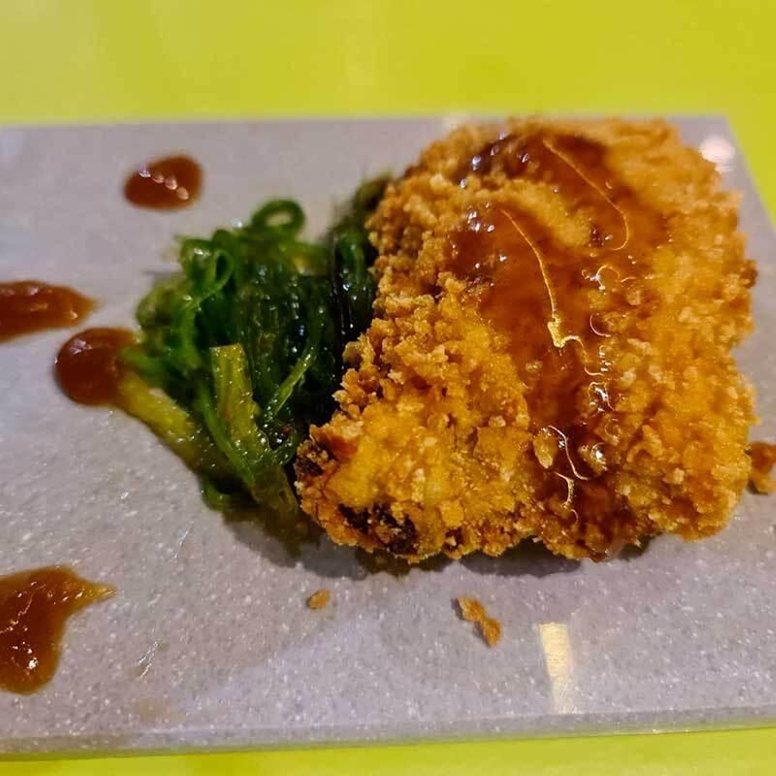 Trampantojo de korokke con ensalada wakame