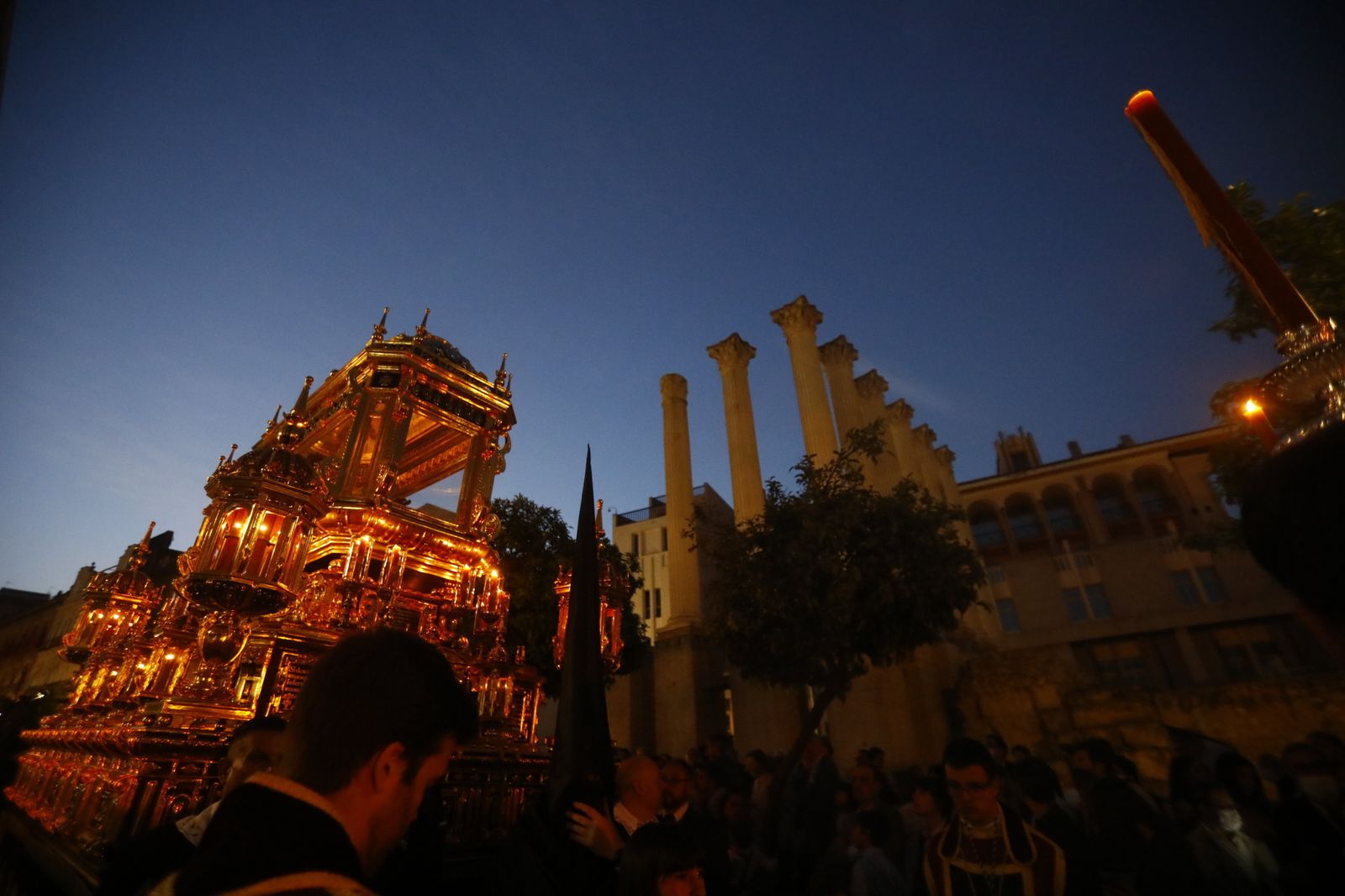 Viernes Santo en Córdoba: la procesión del Santo Sepulcro, en imágenes