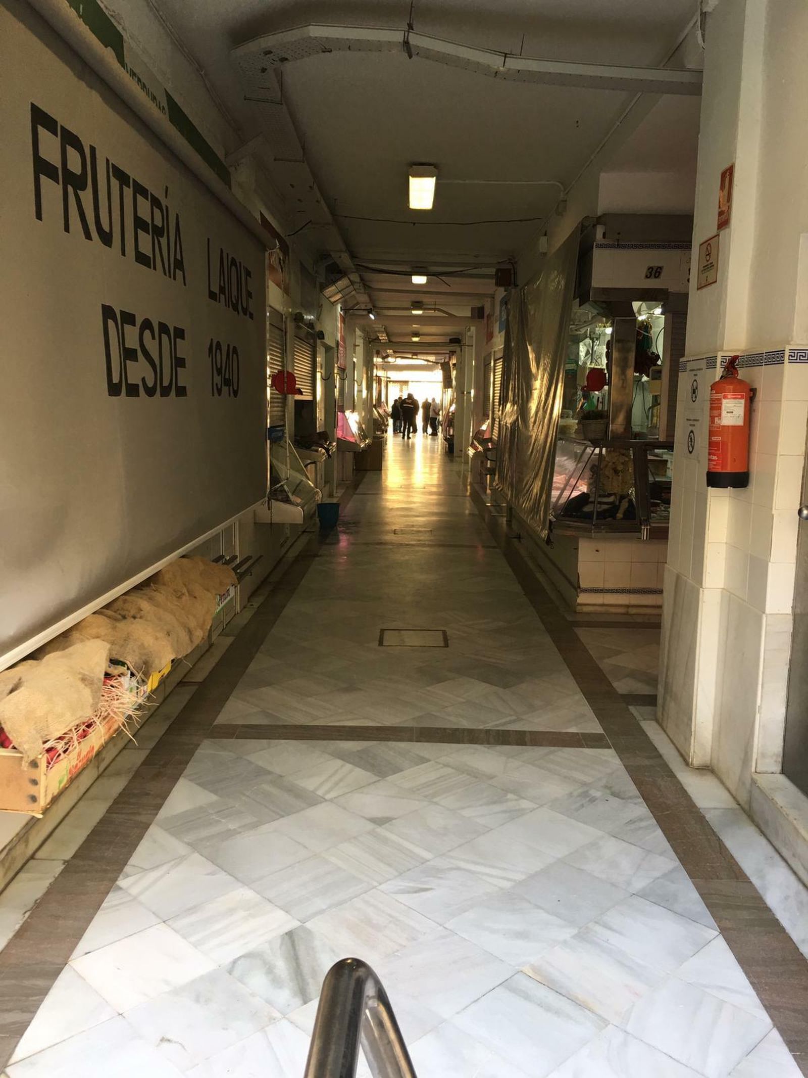 Interior de la plaza esta mañana durante la manifestación donde se puede comprobar el cierre y paro de todos los negocios.
