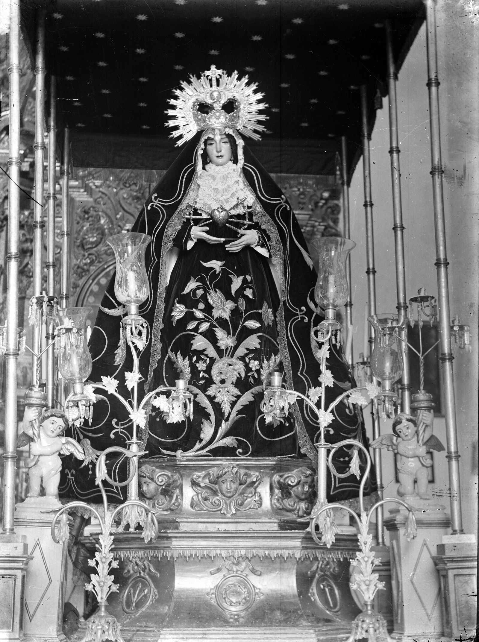 Antiguo palio de la Virgen de los Dolores antes de la guerra civil. Aún conserva la saya y el manto.